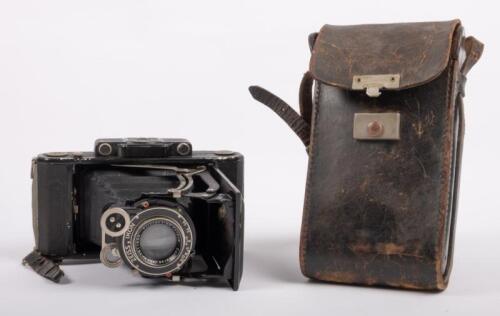 193 · ZEISS IKON: An early Zeiss Ikon Super Ikonta film camera, within leather case