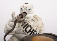 MICHELIN: An original c1930s French Michelin bibendum figural&nbsp;110 volt portable air compressor - 3