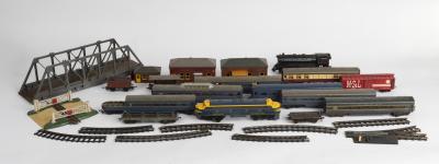 TRAINS: A collection of Triang and Hornby '00' trains, track and trackside buildings