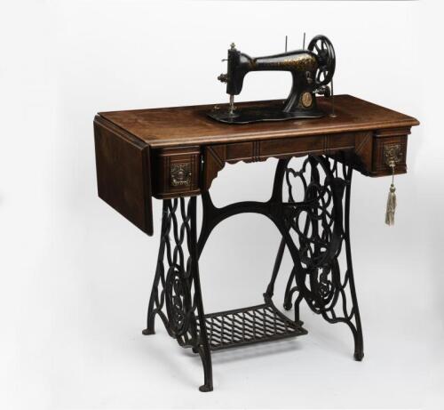 SINGER SEWING MACHINE: A decorative antique Singer Sewing Machine