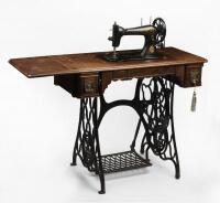 SINGER SEWING MACHINE: A decorative antique Singer Sewing Machine - 4