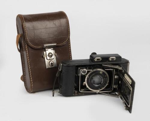HOUGHTON-BUTCHER: A Houghton-Butcher No.7 Ensign Carbine camera with Carl Zeiss Deckel Rim 'COMPUR' shutter