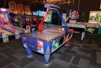 'Fast Track' SAM 2-player&nbsp;air hockey table with metal&nbsp;perforated top