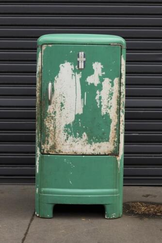 GENERAL MOTORS: A vintage General Motors fridge