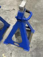 JACK STANDS: Three jack stands including a&nbsp;pair of 4000kg weight rated jack stands, approximately 40cm high lowered, 63cm raised, and one Kinchrome jack stand of similar size. - 3