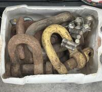 SHACKLES: A group lot of heavy large assorted shackles