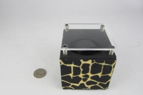 SWISS KUBIK WATCH WINDER: A single watch winder by Swiss Kubik in patterned Shagreen