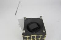 SWISS KUBIK WATCH WINDER: A single watch winder by Swiss Kubik in patterned Shagreen - 3