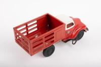 WALT REACH: A c1950s Courtland Stake Bed Truck tin plate toy by Walt Reach Toys USA, 21cm long - 3