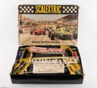 SCALEXTRIC: A c1960s Scalextric&nbsp;track set No.50, within box, including one Lotus C.82 open wheel racer