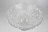 BOWL: A heavy and finely cut crystal footed bowl - 2