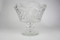 BOWL: A heavy and finely cut crystal footed bowl - 3