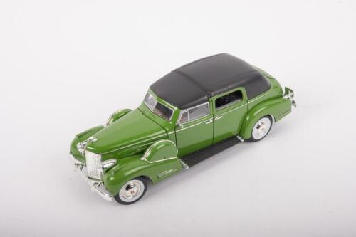 CADILLAC: A Road Signature 1:32 scale 1938 Cadillac Fleetwood in green paintwork