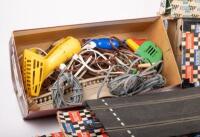 SCALEXTRIC: A group lot of vintage Scalextric track pieces and accessories, including boxed c1960s A233 entrance building track accessory&nbsp; - 2