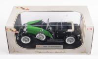 DUESENBERG: A 1:18 scale Signature Models 1934 Duesenberg&nbsp;Saloon in green/black, within original box