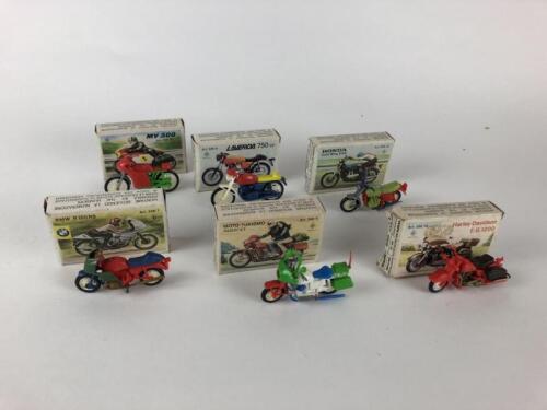 PLASTIC: Six boxed build up kits, made in Italy c1970s.