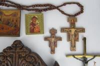 CHRISTIAN: A fine quality 14K Yellow Gold Crucifix Pendant and other related objects - 6