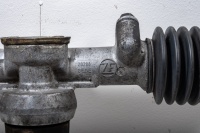 STEERING RACK: A Porsche 911 circa 1974-89 steering rack complete with full tie rod end & steering shaft - 4