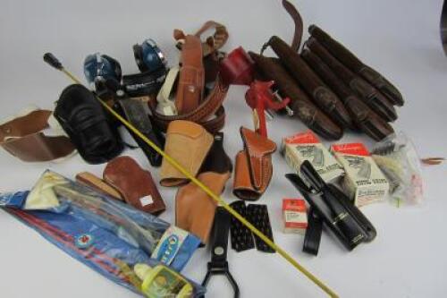 FIREARMS: A collection of mainly smaller hand gun holsters and cases