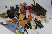 FIREARMS: A collection of mainly smaller hand gun holsters and cases