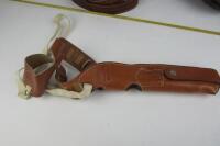 FIREARMS: A collection of mainly smaller hand gun holsters and cases - 8