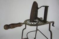 IRON: An antique cast iron and brass trivet - 3