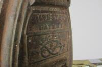 IRON: An antique cast iron and brass trivet - 4