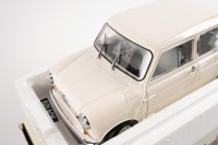 MORRIS: A Sun Star 1:12 scale 1959 Morris Mini Minor saloon model, limited edition 1712/2000 pieces, model number 5301 - 3