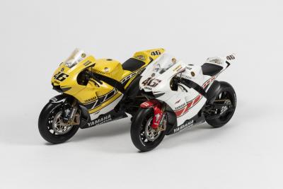 ROSSI/YAMAHA: Two 1:4 scale Valentino Rossi Yamaha YZR - M1 motor