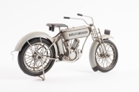HARLEY DAVIDSON: A modern tin model of an 1911 Harley Davidson motorcycle, 32cm long - 3