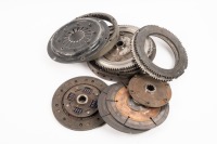 BORG & BECK: A timber box with various Borg & Beck clutch & pressure plates