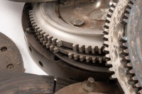 BORG & BECK: A timber box with various Borg & Beck clutch & pressure plates - 3