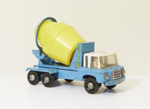 BOOMAROO: c1950 -1960's Boomaroo tin toy concrete mixer '7707', 36cm long