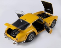 FERRARI 250 GT SWB BERLINETTA: A highly detailed CMC 1:18 scale 1961 Ferrari 250 GT Berlinetta Passo Corto (SWB), item No. M-054, in yellow paintwork, in original box [Location: Melbourne] - 4