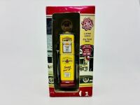 PENNZOIL: A 1:18 diecast replica of a Wayne Pennzoil Gas Pump by Crown Premiums Vees Collectibles [Location: Sydney]