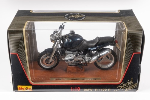 BMW: A Maisto 1:10 scale BMW R 1100 R, #31601, in original box