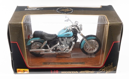 HONDA: A Maisto 1:10 scale Honda VT1100C2 'Shadow', #31602 in original box