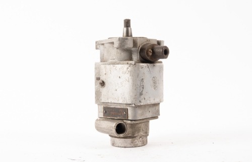 BT-H MAGNETO: A BT-H single flange mount magneto, manual advance type KC1-L4, suit Velocette, incomplete, turns
