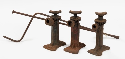 SCREW JACKS: Three cast iron screw jacks, all 20cm high (not extended), including one handle