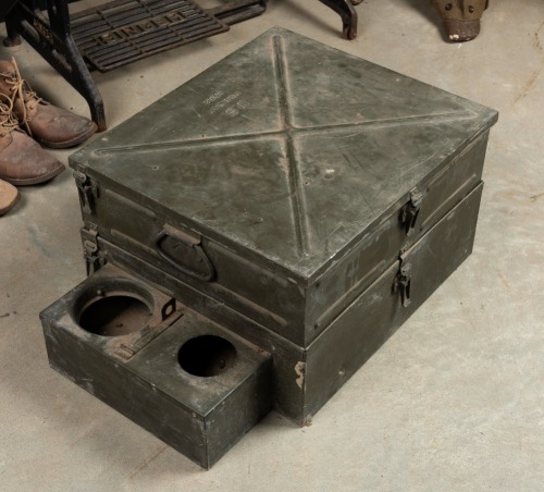 US ARMY: A vintage US army case, used for cooking, 30cm high, 45cm wide, 67cm deep
