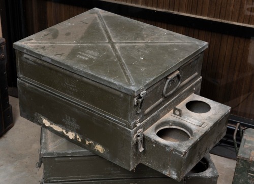 US ARMY: A vintage US army metal case