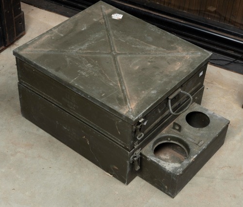 US ARMY: A vintage US army metal case, used for cooking