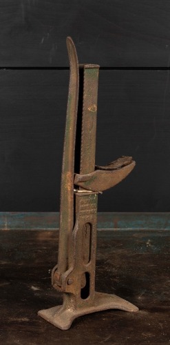 JACK: An early cast iron jack by Oliver Manufacturing Company, Chicago, USA, 51cm high