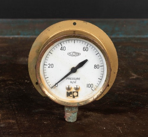 PRESSURE GAUGE: A Floyd brass cased pressure gauge