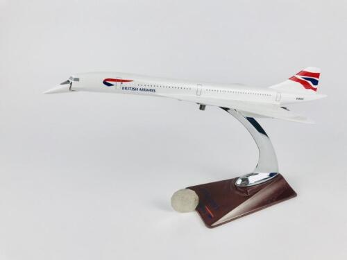 BRITISH AIRWAYS CONCORDE: A 1:200 scale (30cm long) metal model, articulated cock pit, in original presentation box, registration 'G-BOAC'. "Last flight"