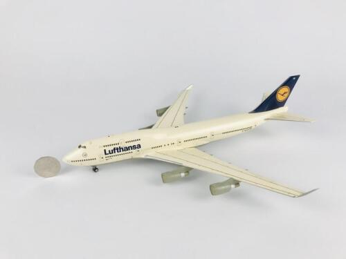 LUFTHANSA BOEING 747-400: A 1:200 scale (35cm long) 'Boeing 747-400' resin body with plastic wings, registration 'D-ABVB Bonn', Zertifikat Modell #3733