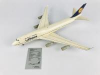 LUFTHANSA BOEING 747-400: A 1:200 scale (35cm long) 'Boeing 747-400' resin body with plastic wings, registration 'D-ABVB Bonn', Zertifikat Modell #3733 - 4