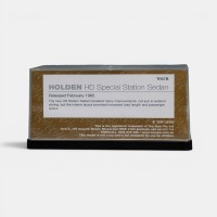 HD HOLDEN: A Trax 1:43 scale Holden HD special station sedan (station wagon) model, finished in white over red paintwork, model number TR57B - 2
