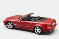 MERCEDES BENZ: A 1:18 scale Maisto Mercedes Benz SL class convertible model, model is loose with no box - 4