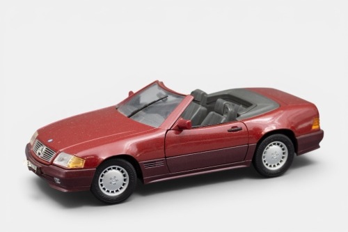 153 · MERCEDES BENZ: A 1:18 scale Maisto 1989 Mercedes Benz 500 SL convertible model, model is loose with no box